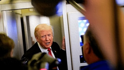 特朗普对华让步的原因找到了？支持率暴跌4%，回国还遭遇两连暴击