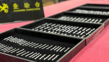 旅客在身穿卫生巾内走私藏匿2003粒钻石，被海关查获