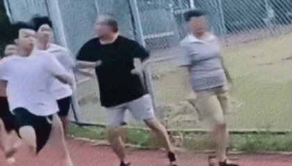 广东一老人散步故意肘击跑步学生引热议，律师称涉嫌故意伤害