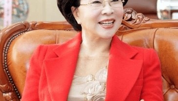 韩国93岁女校长因冻龄走红，一生堪称传奇，网友：看着比我还年轻