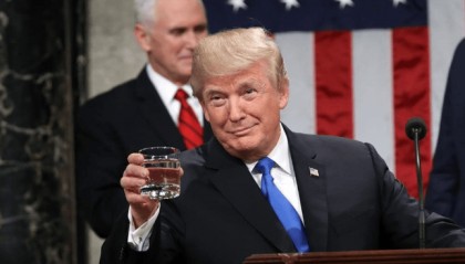 打，奉陪到底！特朗普将“反华急先锋”踢出内阁，但后招更狠！