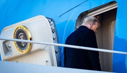 登上空军一号后，特朗普开门见山，称中美应该“各让一步”，否则加征100%关税！