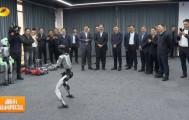 湖南省省长、浙江省省长，一同观看机器人表演
