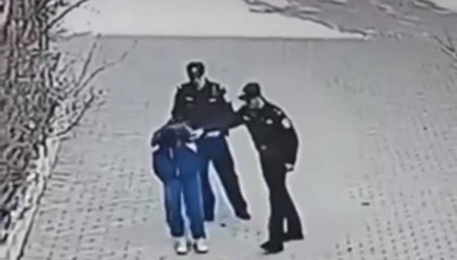 派出所副所长踢打学生牵出案中案！教育部门回应校园霸凌传闻