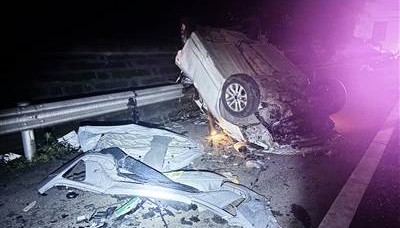夜半惊魂！夜驾高速撞上“天降轿车”