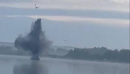 画面曝光！俄媒：乌军一架“神风”无人机急速坠入俄湖泊，撞击瞬间发生爆炸