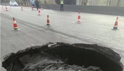 山西长治一路面凌晨突陷直径4米大坑，55岁货车司机车毁人亡，当地回应