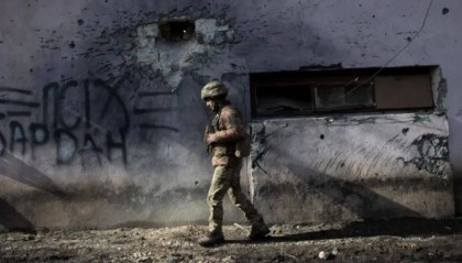 俄罗斯不用打了？乌军突发剧变：副司令被免，20万军心不稳！“泽连斯基下台”一夜响彻！