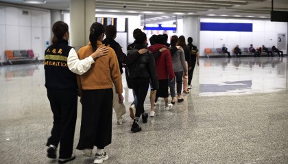 美国飞机落地，大批“润人”被遣返回国，特朗普给中国出了一难题