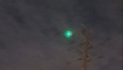 福建多地夜空现不明飞行物？目击者称速度极快放蓝绿色光芒