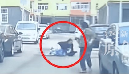 轿车前方10米外一人骑自行车摔倒，骑车人报警索赔，最新进展：双方放弃追责