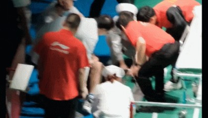 世界第一石宇奇比赛中倒地被担架抬走，林丹曾建议他休息一段时间