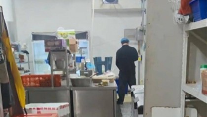 济南一餐厅被举报员工在后厨小便，老板否认，市监部门介入调查