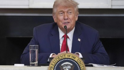 实在是太解气！美财长还敢逼中国换谈判代表？结果我国做出个意外动作，特朗普的梦该醒了