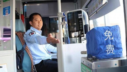 山东多地出台“免费公交”政策 “公交优先”靠什么坚持？