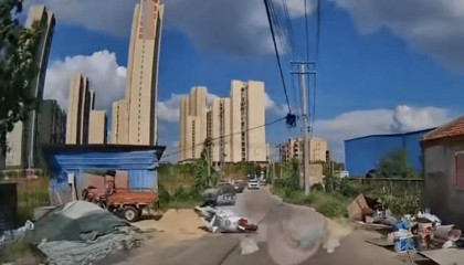 女子单手骑电动车摔倒 相隔数米对向来车被认定次责，司机申请复议