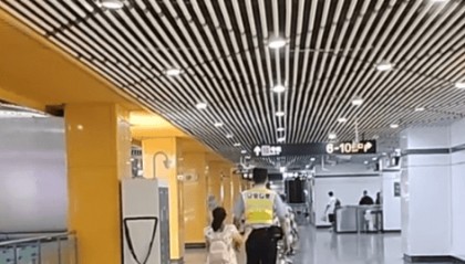 上海地铁站现“最萌身高差”！1.93米退伍军人回应太戳人