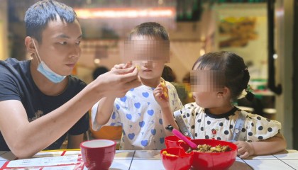 小伙高速桥上营救被困司机遭后车碰撞坠亡，家属起诉各方索赔200万元