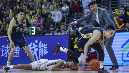 胡明轩：季后赛就是拼篮板拼防守 拼每一个细节