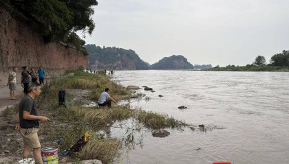 禁渔结束！四川乐山每天上万钓友江边甩竿：太小的不要，太大的不能要