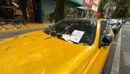 成都街边一辆百万宝马停了两个多月，欠费近2000元！市民：有几分蹊跷！车主：搞忘取车了