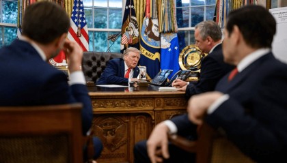 特朗普：当着欧洲领导人的面致电普京 是对普京总统的不尊重