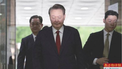 尹锡悦脱囚服穿内衣躺地上反抗