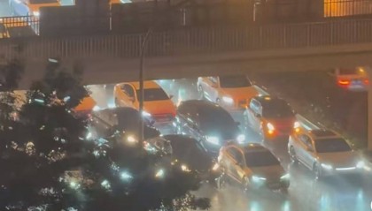 为躲冰雹在环路桥下违停致严重拥堵，专家指出此举已违法