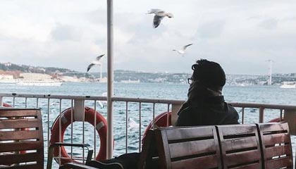 上海一小客车核载5人,实载客达14人,驾驶员:留1分,行不行?交警:留不了!记12分,罚款200元