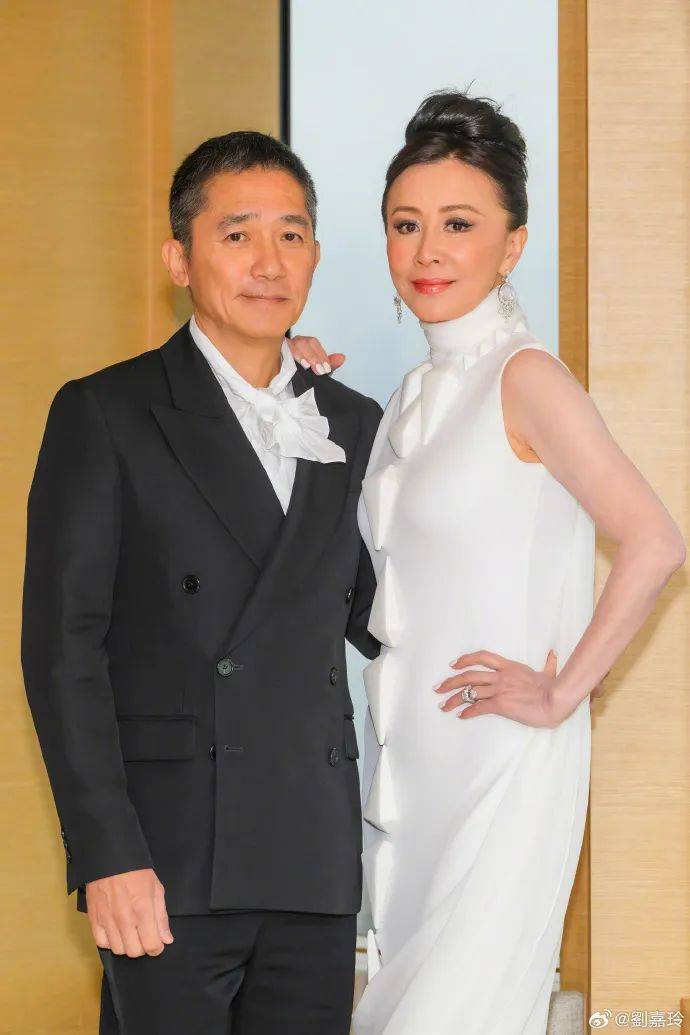 刘嘉玲连发10多张梁朝伟照片：他都不知道自己帅！头发白了也不肯染