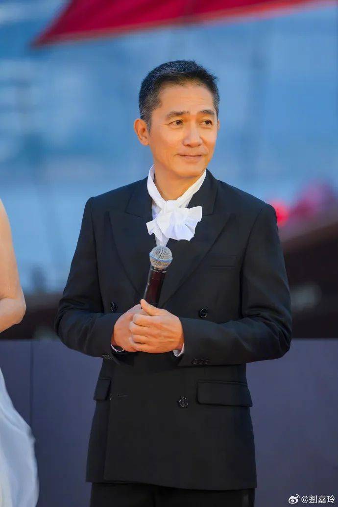 刘嘉玲连发10多张梁朝伟照片：他都不知道自己帅！头发白了也不肯染