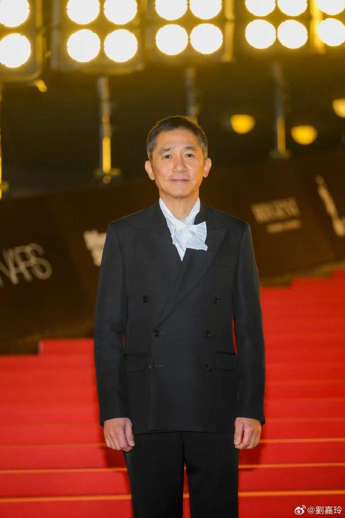 刘嘉玲连发10多张梁朝伟照片：他都不知道自己帅！头发白了也不肯染
