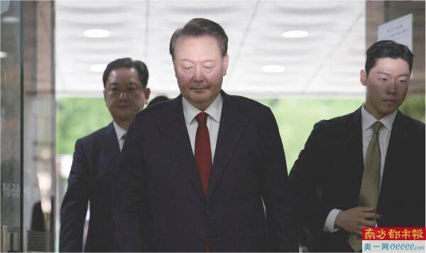 尹锡悦脱囚服穿内衣躺地上反抗