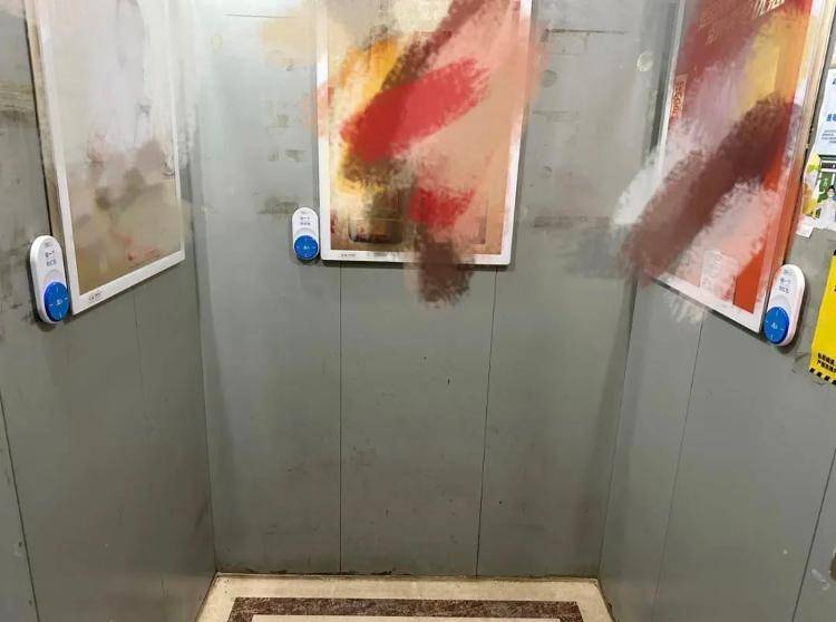小区电梯内冒出“碰一下”装置！会碰掉手机里的钱和隐私吗？