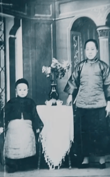 103岁杨振宁去世，象牙塔倒塌