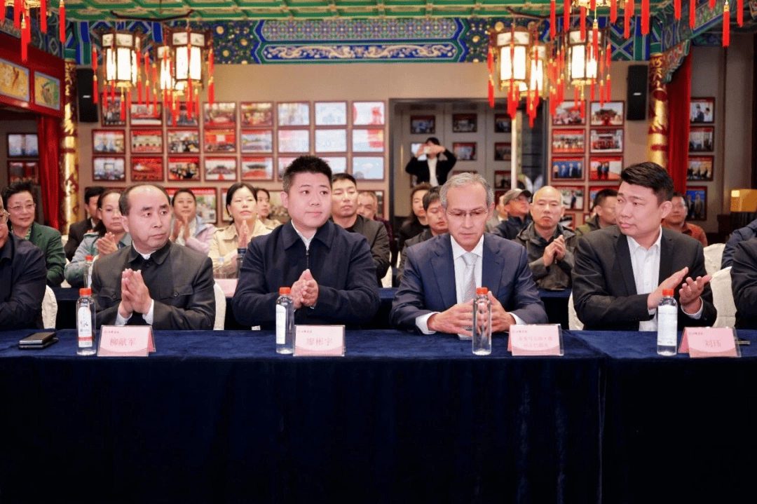 吉尔吉斯斯坦前总理奥托尔巴耶夫拜访著名文化学者廖彬宇