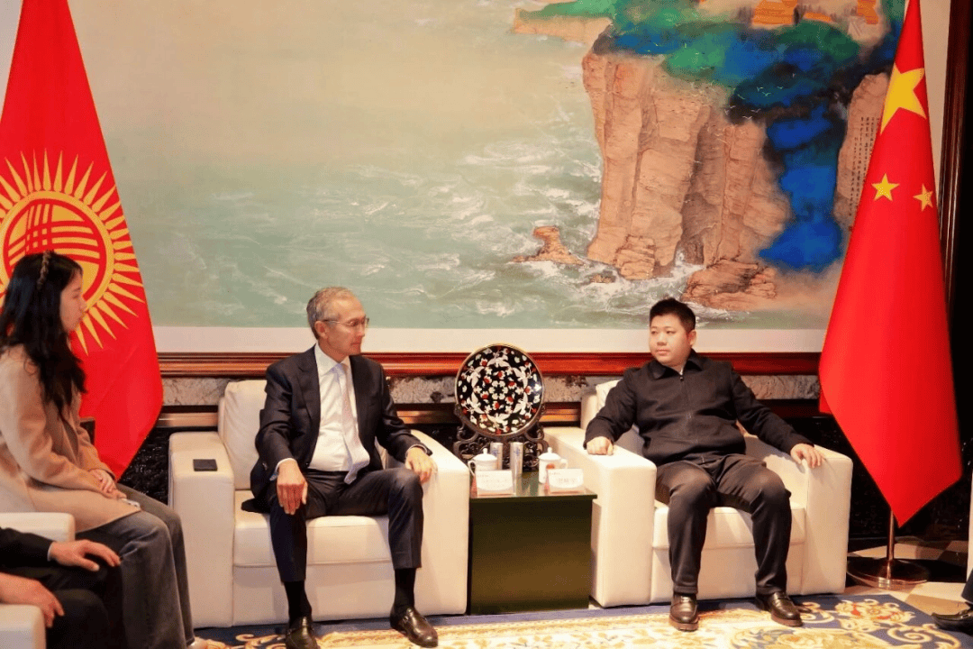 吉尔吉斯斯坦前总理奥托尔巴耶夫拜访著名文化学者廖彬宇