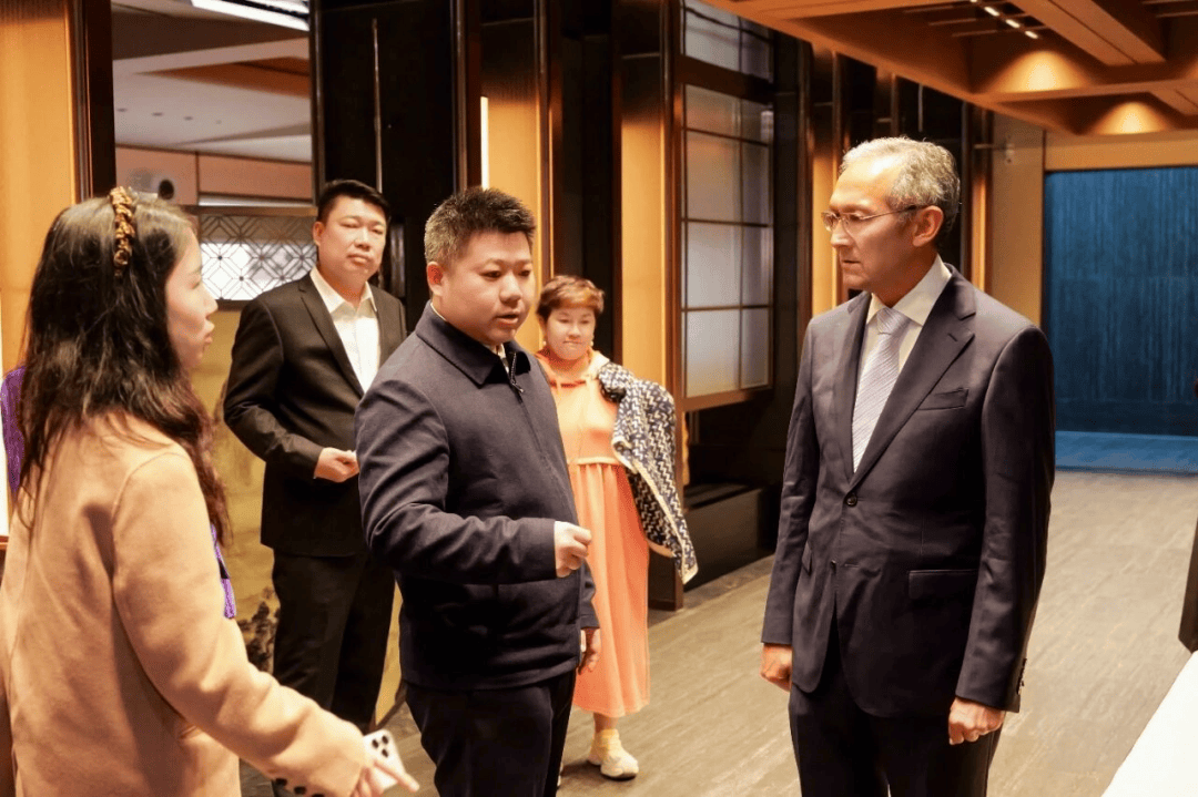 吉尔吉斯斯坦前总理奥托尔巴耶夫拜访著名文化学者廖彬宇