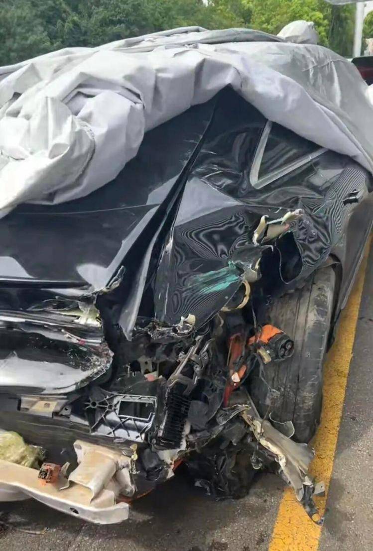 女高管花67万买的奔驰今年投保52万，被严重追尾后几乎报废，对方全责其保司却只赔24万：按二手车市场价评估