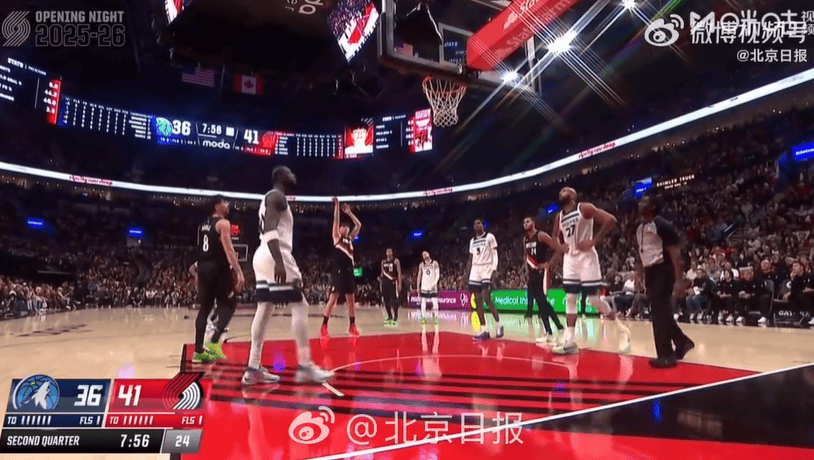 杨瀚森迎NBA常规赛首秀，两罚全中拿到个人NBA生涯首分；此前出场时播音字幕都是中文