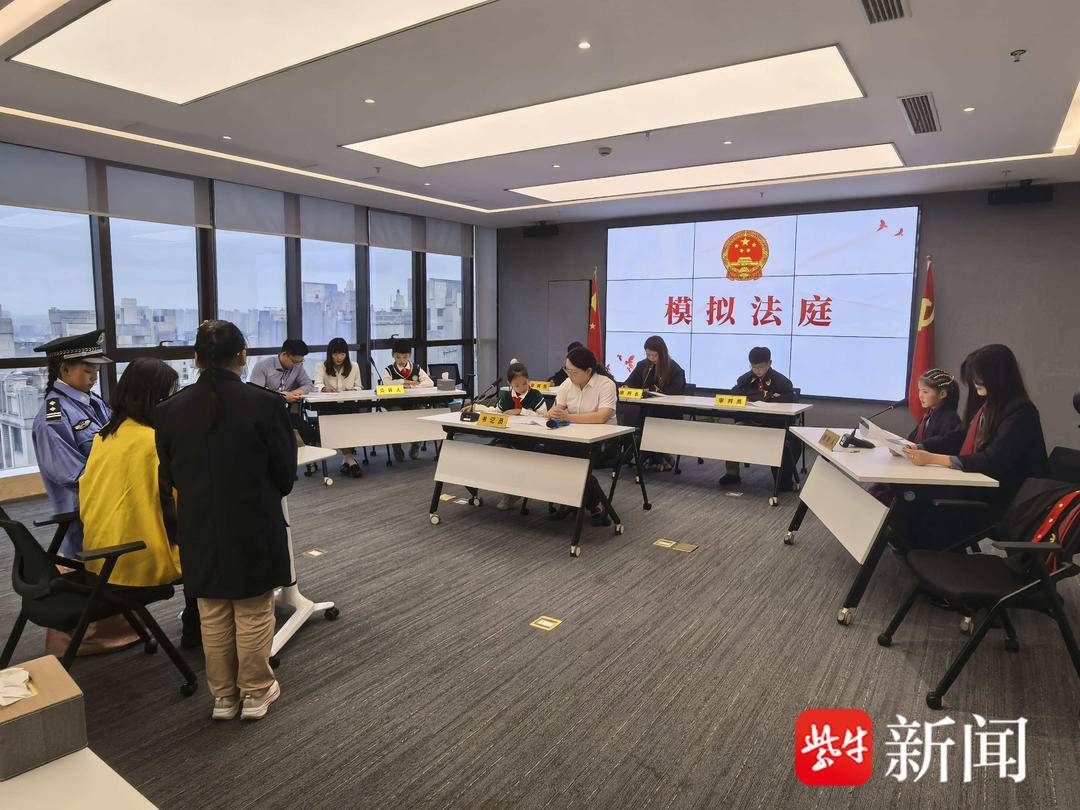 “叔叔是江苏的,将来一定带你们去看看!”镇江警官不忘承诺,四次组织近百名藏区学子来苏研学