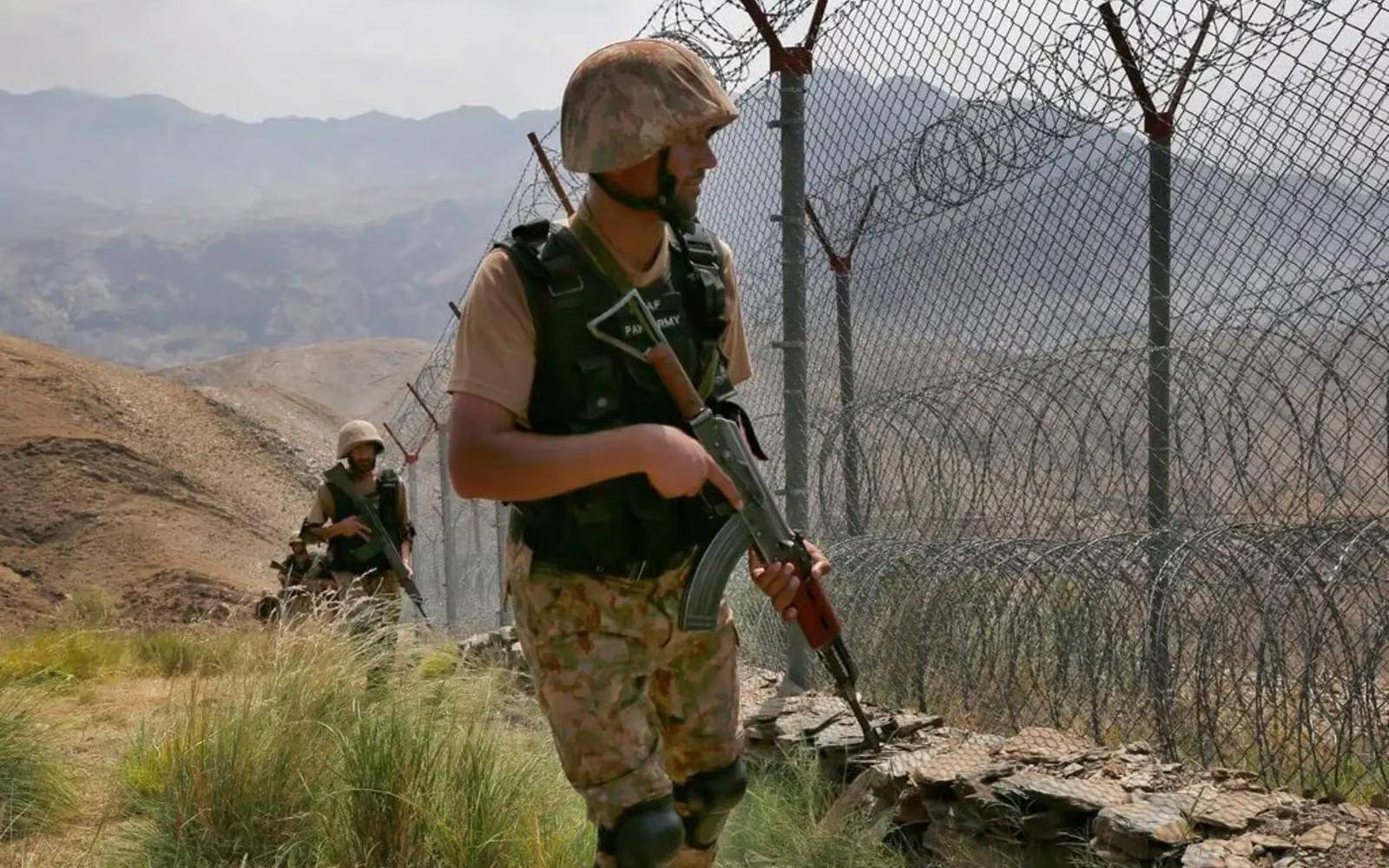 枭龙轰炸首都后，阿富汗光速认怂：打败美军，却被巴铁24小时打服