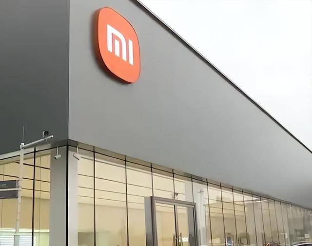 男子花30多万买了辆小米YU7 Pro,主驾下方出现不知名零件!