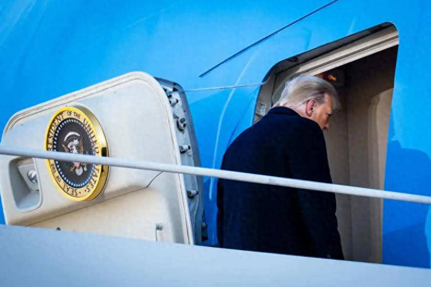 登上空军一号后，特朗普开门见山，称中美应该“各让一步”，否则加征100%关税！