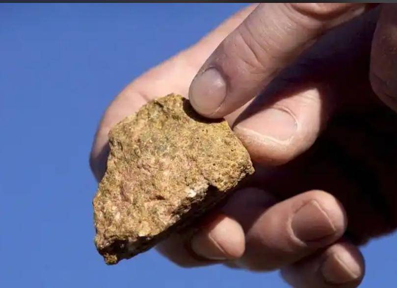 登上空军一号后，特朗普开门见山，称中美应该“各让一步”，否则加征100%关税！