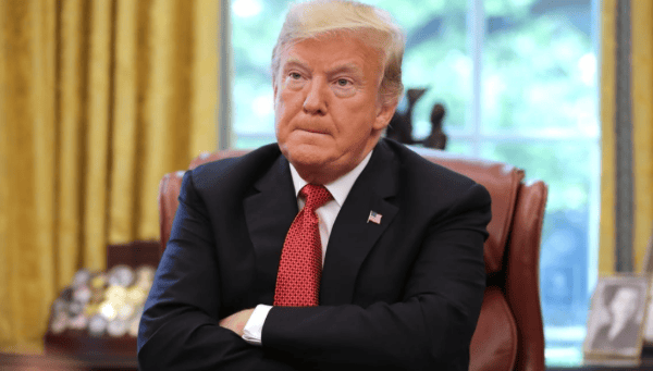 特朗普又变卦了?美方逼中国“二选一”,中国还没表态,美国民众遭不住了,华盛顿罕见一幕上演!