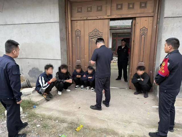 临沂俩小伙偷摸去派出所门口放下了…