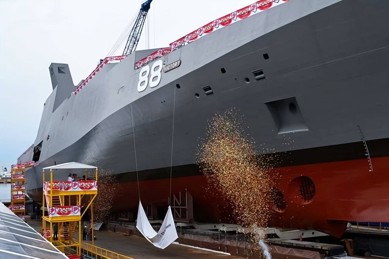 人口不足600万的小国，建造8000吨级大型战舰，新加坡“胜利号”多用途战斗舰亮相