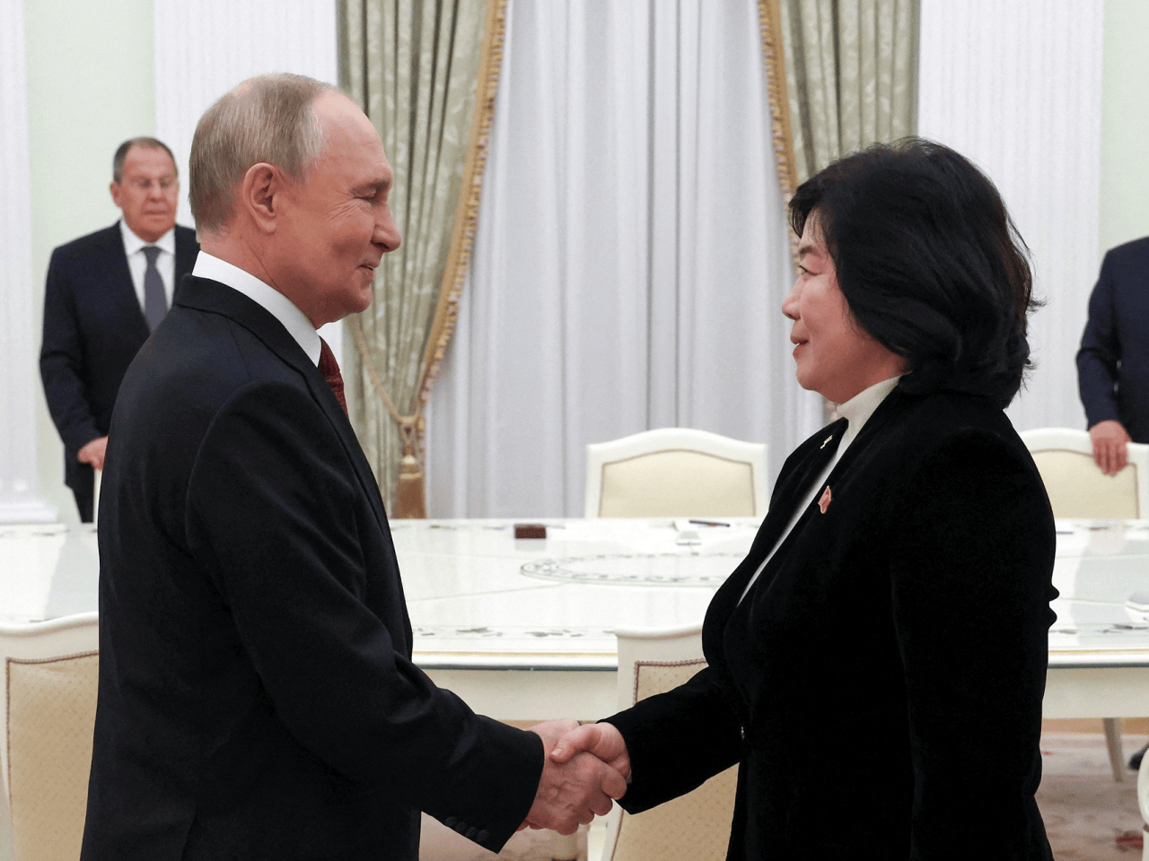 普京会见朝鲜外相：俄朝合作“按计划推进”