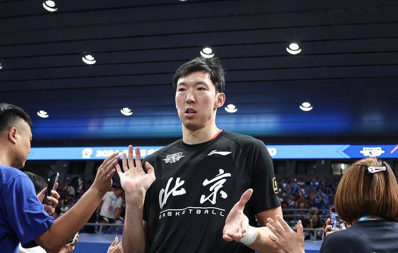 周琦提醒杨瀚森保持心态:美国很多黑人瞧不起我们